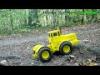 Der russische Traktor Kirovets K 700 bei Wald und...