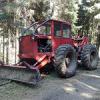 Traktor typu LKT 80 v les ku Flje