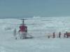 Mgis megrkezett az Antarktisz partjainl karcsonykor megrekedt orosz hajra az a helikopter amely elszlltja az Akagyemik Sokalszkij 52 utast A 22 fs orosz szemlyzet egyelre a hajn marad
