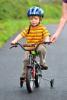 Gyermek tanuls lovagol Bicikli