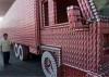 Coca Cola dobozokból épített életnagyságú kamion