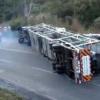 Vide: Felborult egy autkat szllt kamion