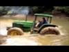 John Deere Traktor steckt im Fluss fest