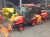 Kommunlis traktor Kubota BX2350D mit Schild und Streuer
