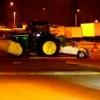 Vide: Trt-zzott egy traktor a szupermarket parkoljban