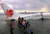 Tengerbe csúszott és kettétört Balin egy utasszállító repülőgép