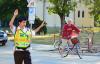 Összesen 241 kerékpárost bírságolt meg a rendőrség szeptember 10 és 18 között a fokozott közúti ellenőrzések során Szegeden Leggyakoribb szabálytalanságok a járdán és gyalogátkelőn biciklizés valamint a hiányzó kerékpáros tartozékok prizma lámpa csengő voltak