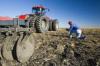 Megvizsgl most mvelt talaj b za borosta mellett traktor vontats gyakorl Felszerels Lorette Manitoba kanada