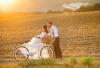Menyasszony lovsz fehr esk v Bicikli Stock fotogrfik