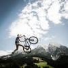 Dirtbiker Ugrl magas v Bicikli el ls hegyek Stock fotogrfia