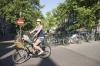 Fiatal nő kerékpározik Bicikli elvág menstruáció Kosár amszterdam